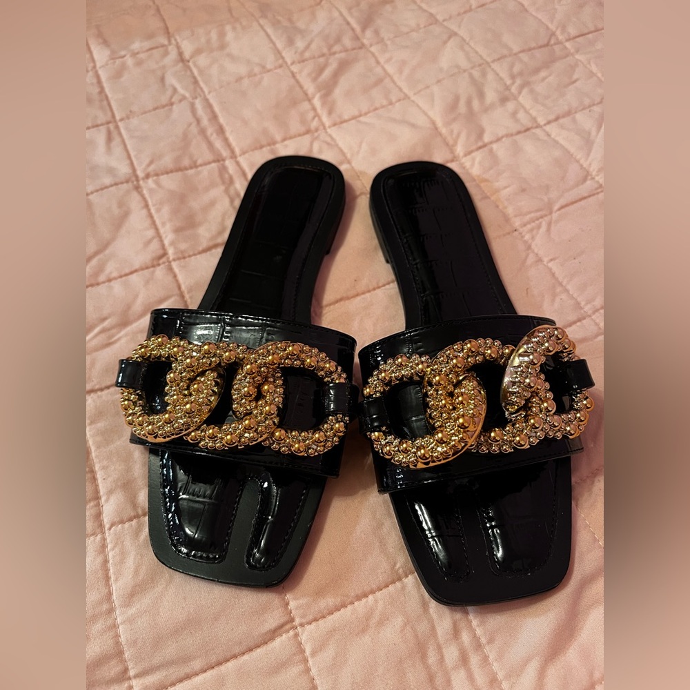 Source Unknown Black Sandals with Gold Chain